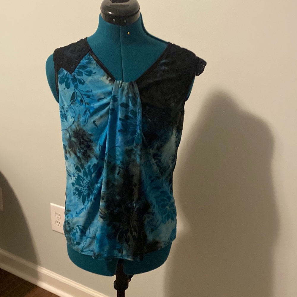 Ladies Medium sleeveless blouse
